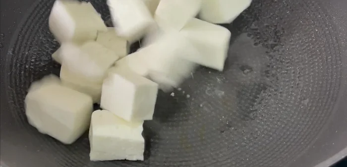 Faire chauffer un peu d'huile d'olive dans une poêle. Ajouter le paneer (fromage) coupé en morceaux et faire dorer légèrement.