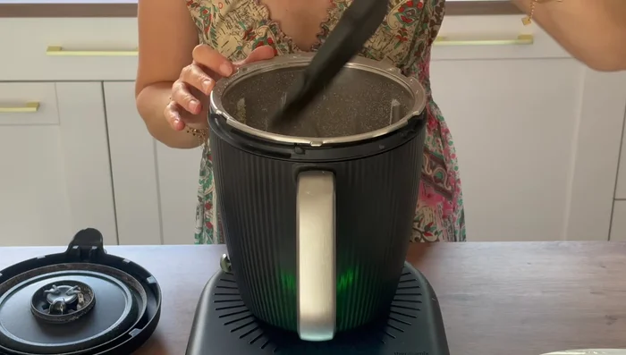 Racler les parois du bol à l’aide de la spatule.