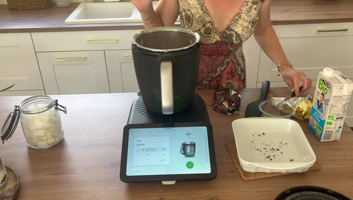 Ajouter le beurre coupé en morceaux (70g) et le lait (100g). Faire fondre 3 minutes à 50°C, vitesse 2.