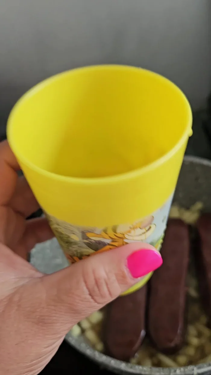 Ajouter 2 verres d'eau. Laisser cuire à feu doux jusqu'à ce que le boudin soit cuit.