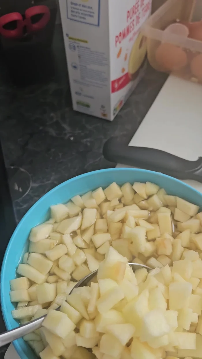Ajouter les pommes et les faire dorer légèrement.