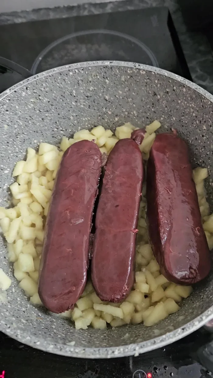 Ajouter délicatement les boudins noirs à la sauce pommes.