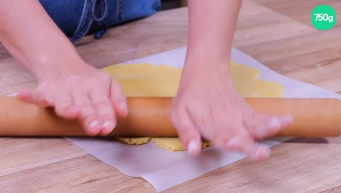 Étalez la pâte sur du papier cuisson fariné. Foncez-la dans un plat à tarte et retirez l'excédent de pâte. Saupoudrez les contours de parmesan et repliez les bords en les pressant avec les doigts. Piquez le fond à la fourchette et badigeonnez de moutarde.