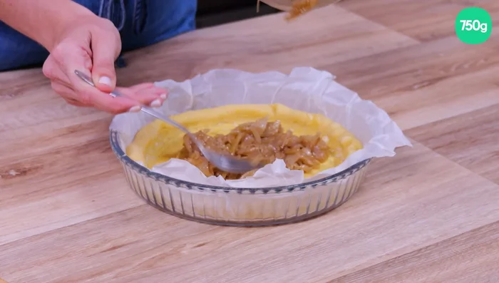Déposez les oignons caramélisés au centre de la tarte, puis ajoutez les rondelles de tomates. Salez légèrement.