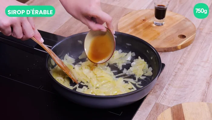 Une fois les oignons cuits, ajoutez le sirop d'érable et le vinaigre balsamique.