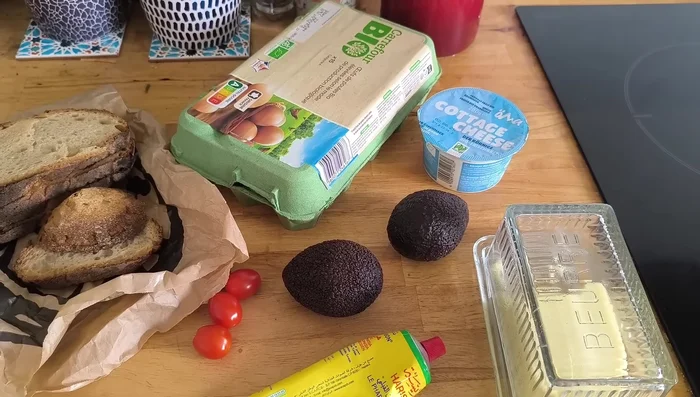 Étaler l'avocat sur le pain grillé.
