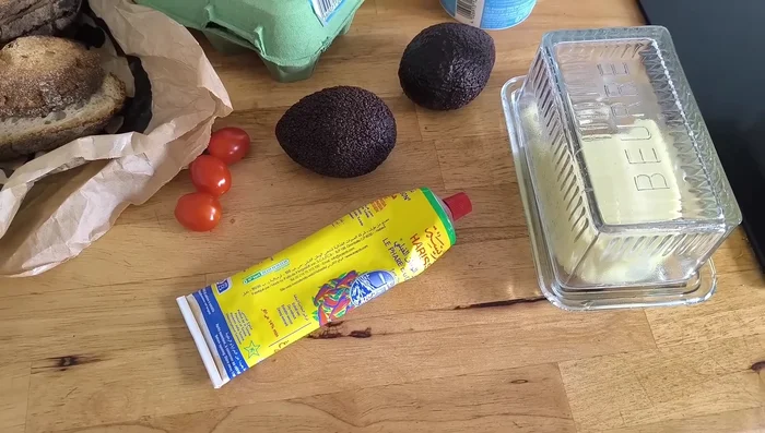 Garnir le toast avec les œufs, l'arissa, les tomates cerises et les myrtilles.