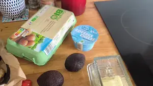 Petit-déjeuner healthy à la française: Toast à l'avocat et œufs