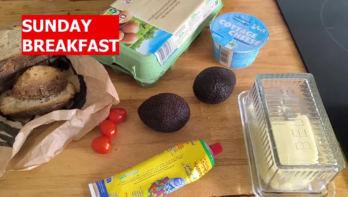 Écraser les avocats à la fourchette. Ajouter du citron et du sel.