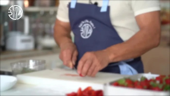 Laver et préparer les fraises.