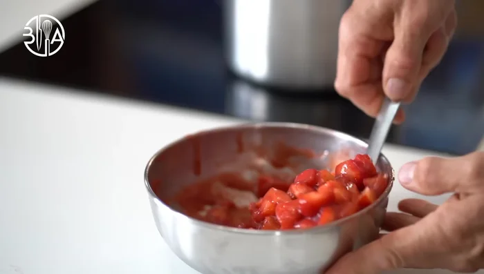 Préparer la compote de fraises avec de la pectine, des fraises hachées et du zeste de citron vert.