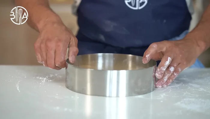 Étaler la pâte d'amande (mazipan) finement et découper des formes.