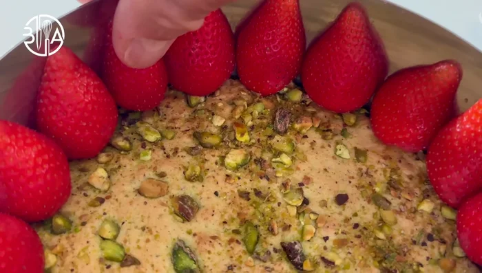 Préparer la crème mousseline à la pistache : infuser le lait chaud avec la gousse de vanille.