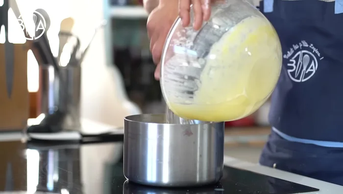 Porter le lait à ébullition, ajouter le mélange jaune d'œuf/farine, et cuire 2 minutes en fouettant.