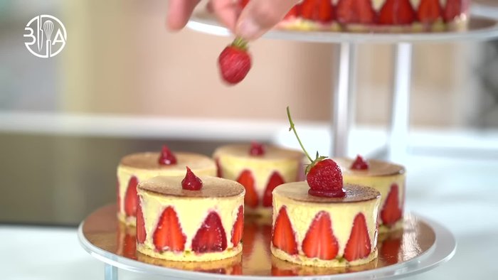 Assembler le gâteau : superposer les disques de génoise, la crème mousseline et les fraises.