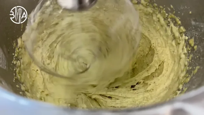 Incorporer les poudres aux œufs entiers, puis la meringue au mélange.