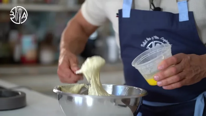 Ajouter le beurre fondu.