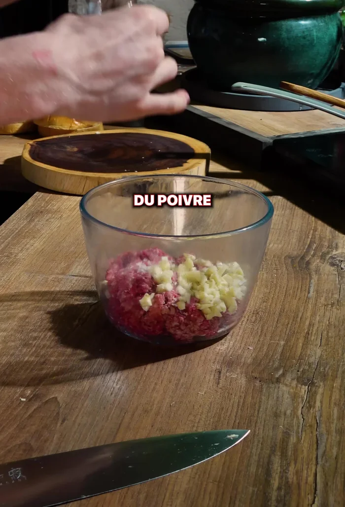 Préparer la veille la farce au bœuf : mélanger le bœuf haché avec l'ail, le paprika, le sel, le poivre et l'huile d'olive.