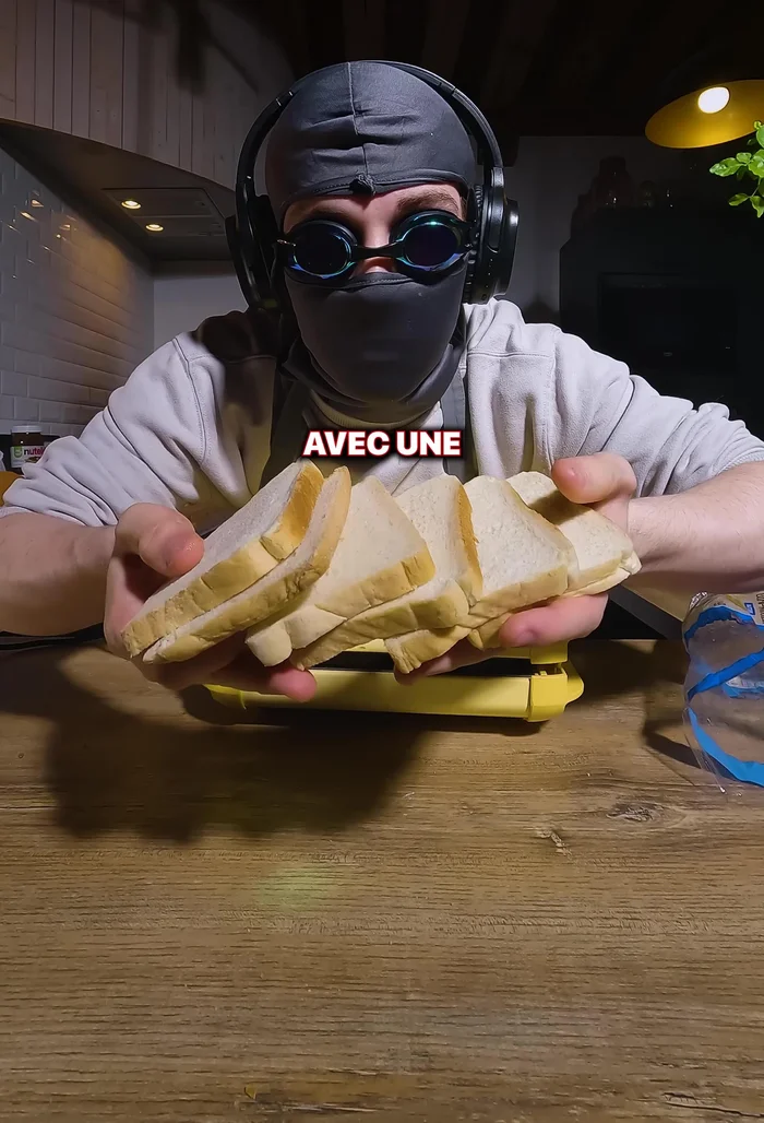 Dans une petite casserole (ou poêle), faire réduire doucement un mélange de jambon, crème de curry et fromage.