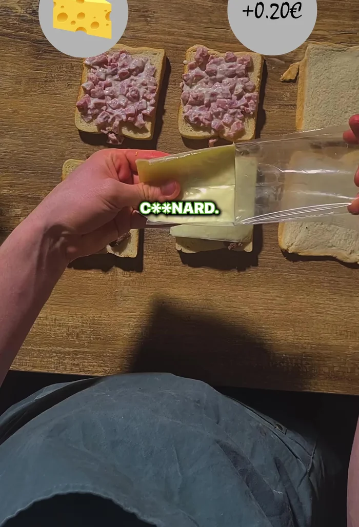 Assembler le croque monsieur : beurrer légèrement les tranches de pain de mie. Répartir le bœuf haché sur une tranche de pain, ajouter la préparation au jambon-curry-fromage, puis recouvrir avec une autre tranche de pain.