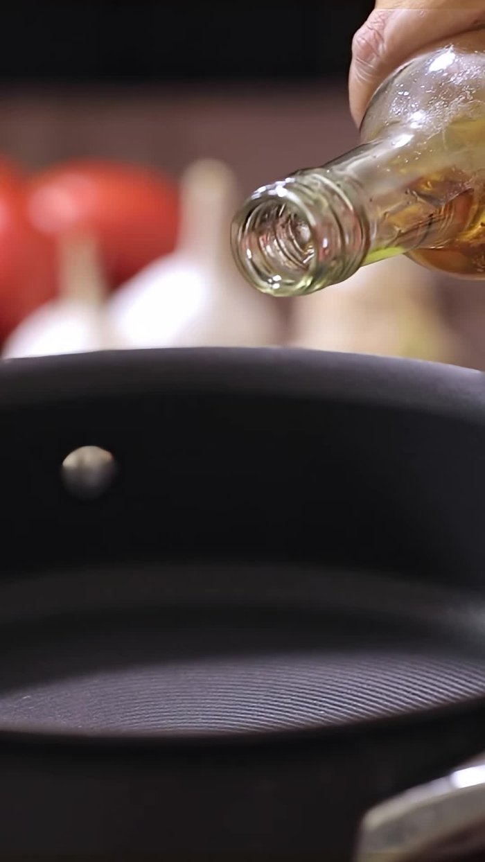 Faites chauffer un peu d’huile dans une poêle. Ajoutez les oignons finement émincés et faites revenir pendant environ 2 minutes.