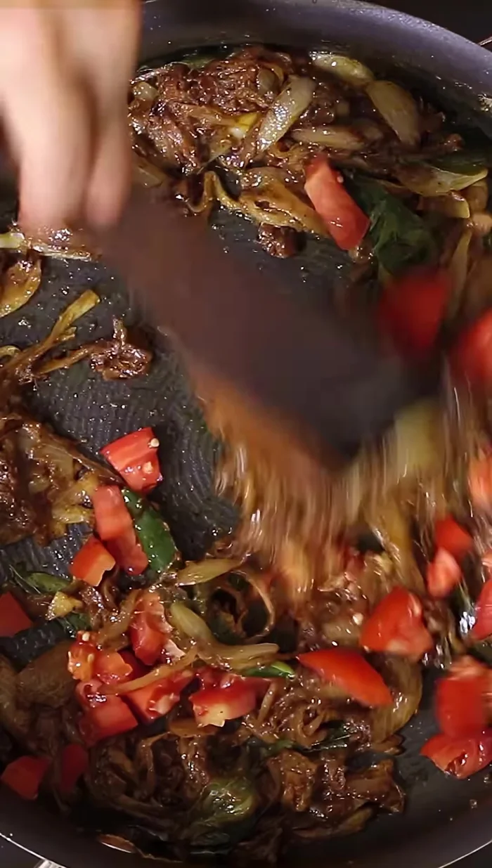 Ajoutez les morceaux de crabe nettoyés et coupés. Bien mélanger pour les enrober de masala. Versez un peu d’eau. Mélangez bien et couvrez la casserole. Laissez mijoter environ 10 minutes.