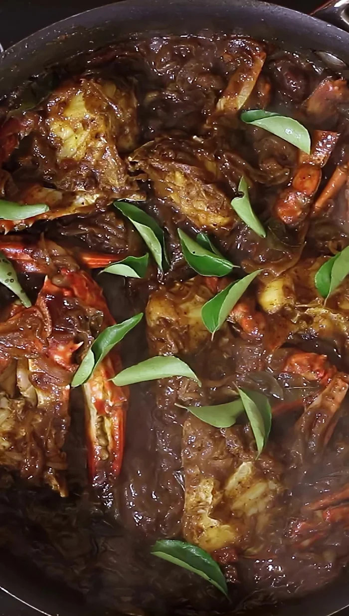 Saupoudrez d’une poignée de feuilles de curry.