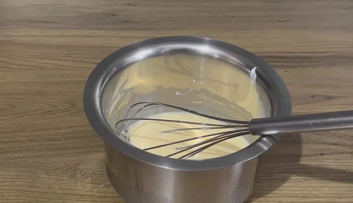 Poivrer l'appareil à quiche et ajouter les épices. Mélanger.