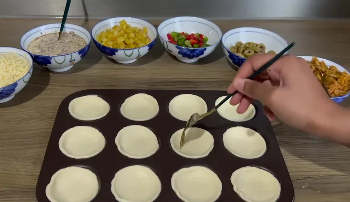 Piquer le fond des tartelettes avec une fourchette.