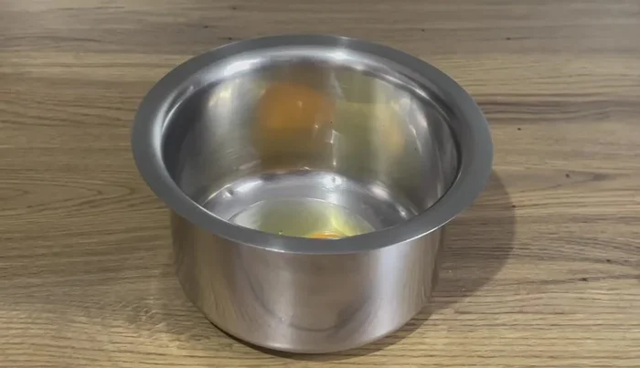 Dans un autre saladier, battre un œuf, ajouter la crème fraîche épaisse et le lait. Mélanger.