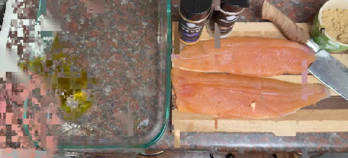 Déposer les filets de saumon lavés et séchés dans la poêle huilée.