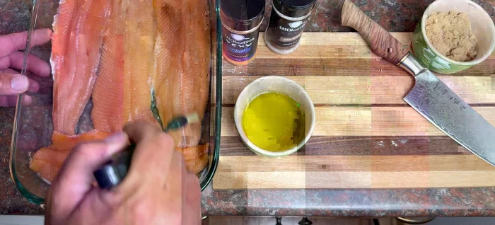 Badigeonner les filets d'huile d'olive à l'aide d'un pinceau.