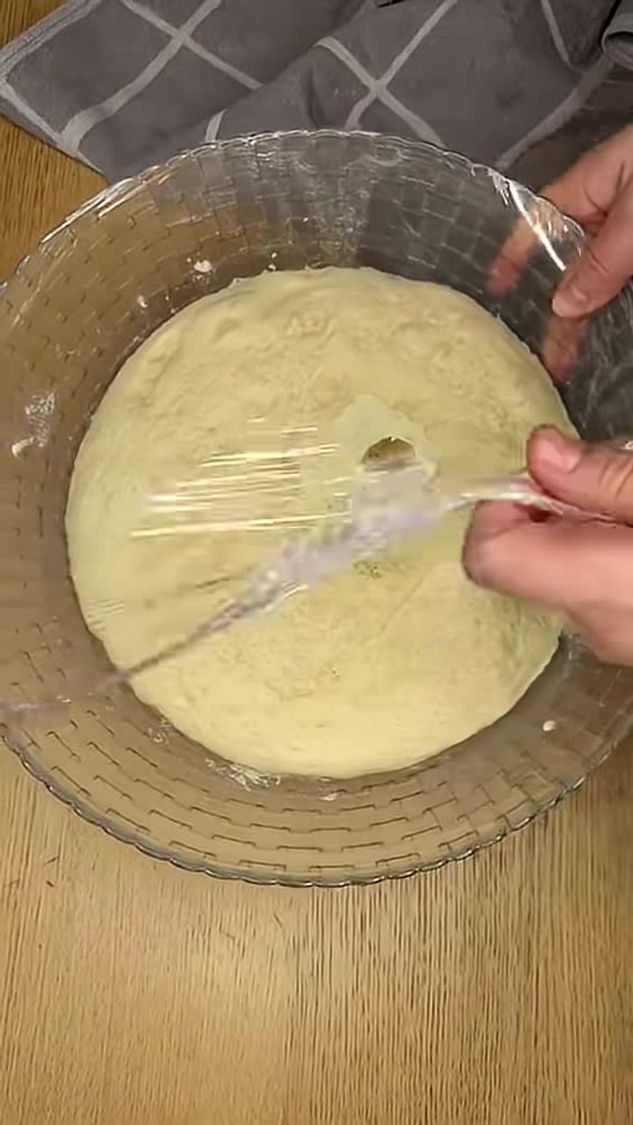 Après 1h30 de repos, la pâte aura doublé voire triplé de volume. Huiler légèrement les mains et dégazer la pâte.