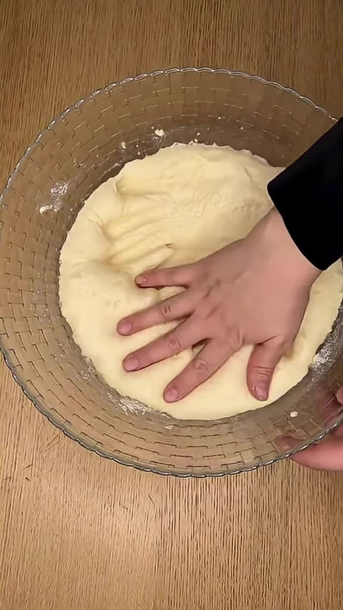 Étaler très légèrement les pâtons avec un rouleau à pâtisserie (laisser un peu d'épaisseur).