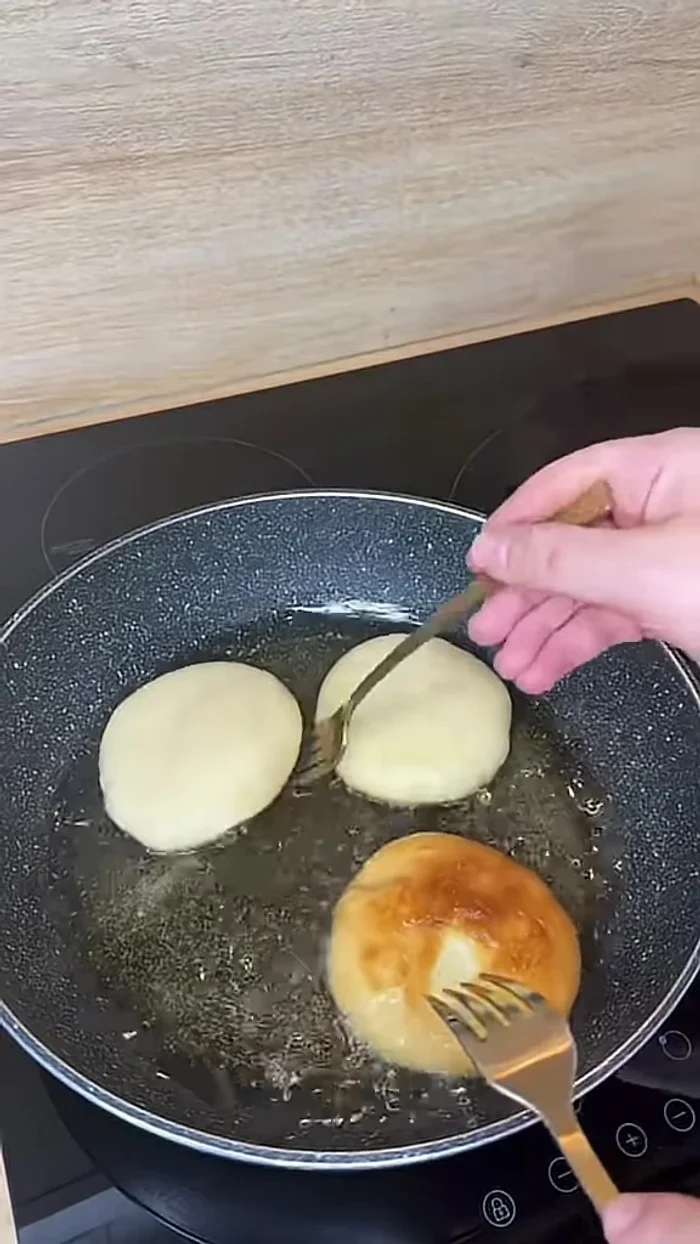 Retirer les beignets de l'huile et les laisser refroidir. Sucrez-les si désiré.