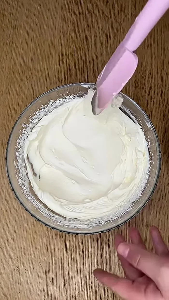 Préparer la crème diplomate (mélange de crème chantilly et de crème pâtissière).