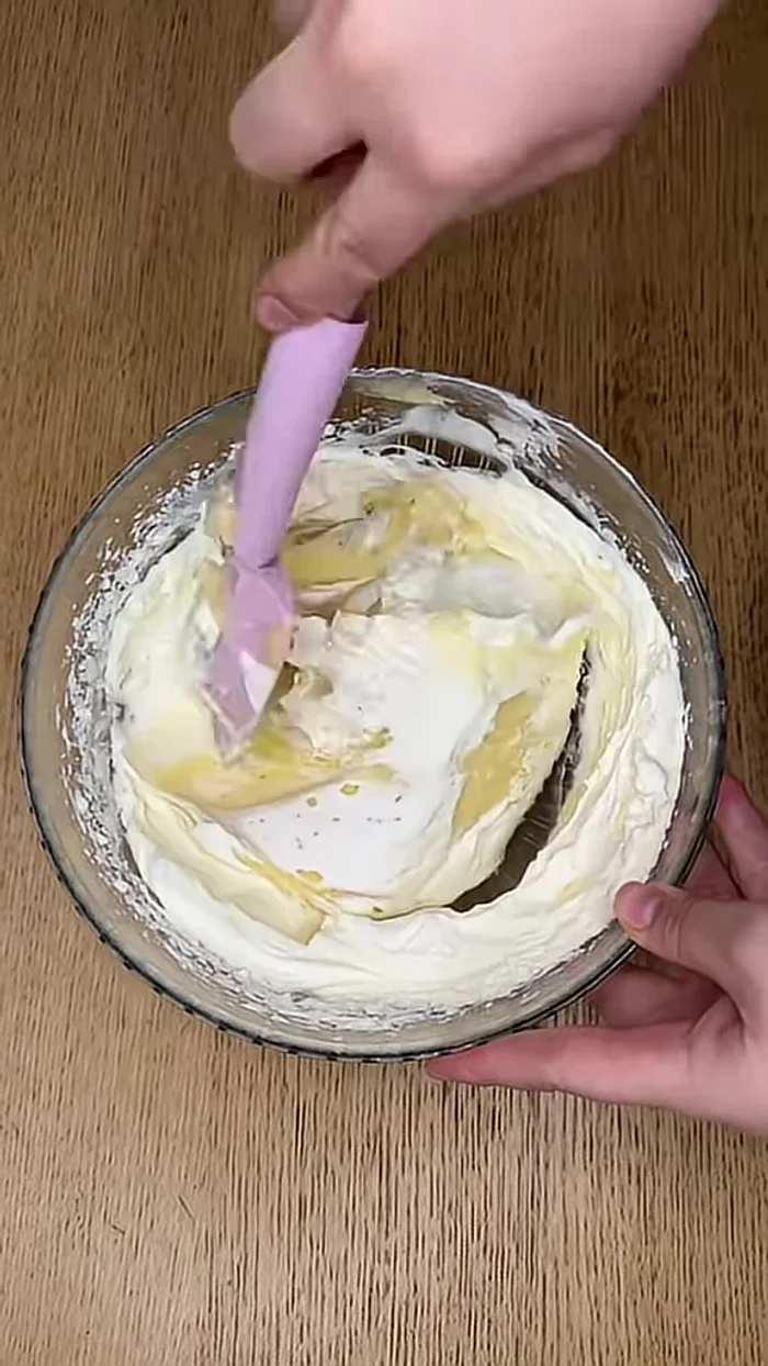 Mettre la crème diplomate dans une poche à douille et fourrer les beignets.