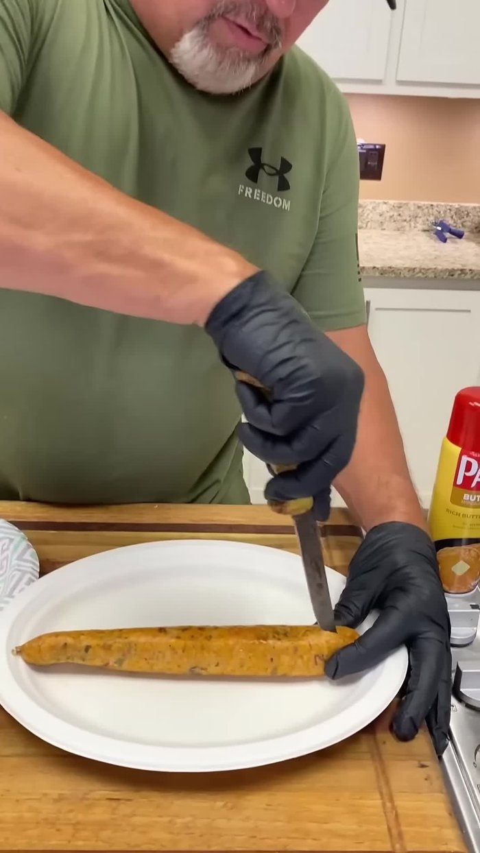 Couper une petite ligne au centre de chaque boudin.