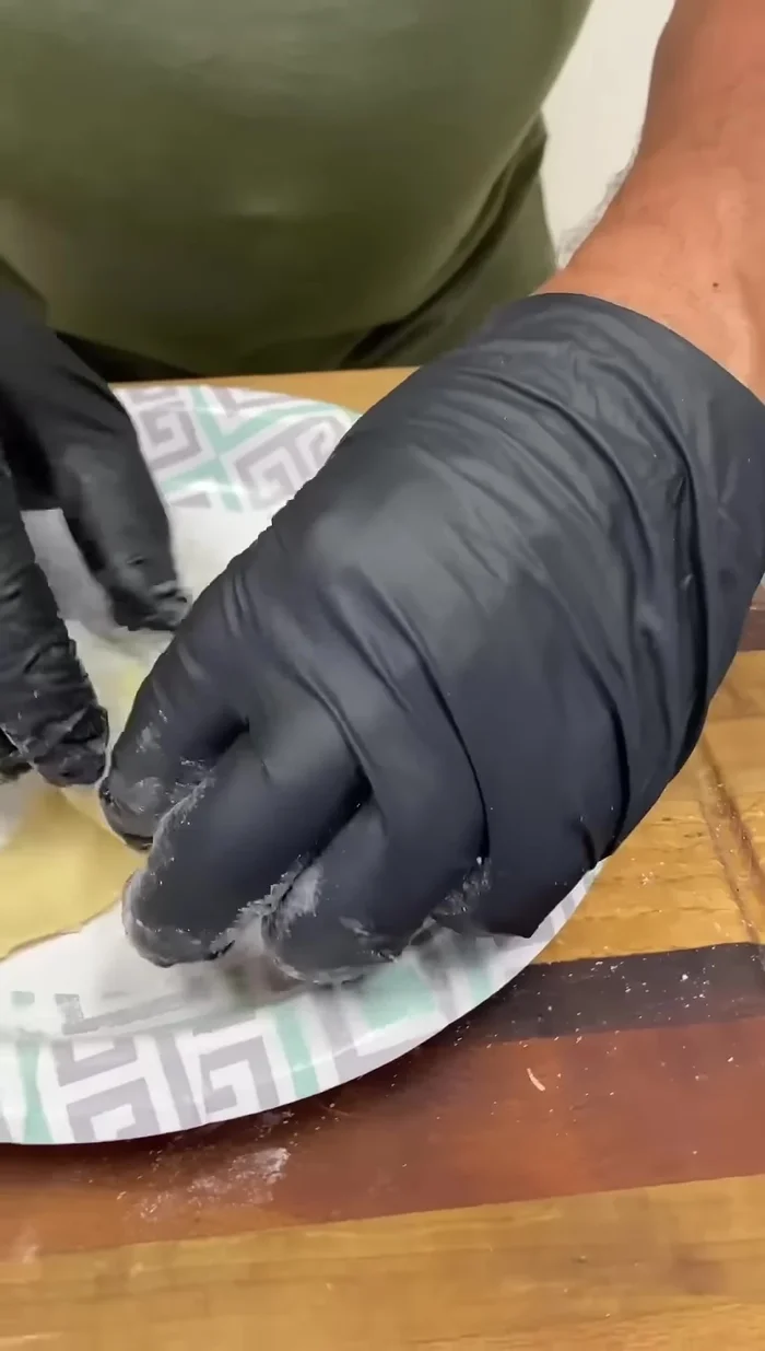 Enrouler le boudin autour du fromage et des écrevisses.