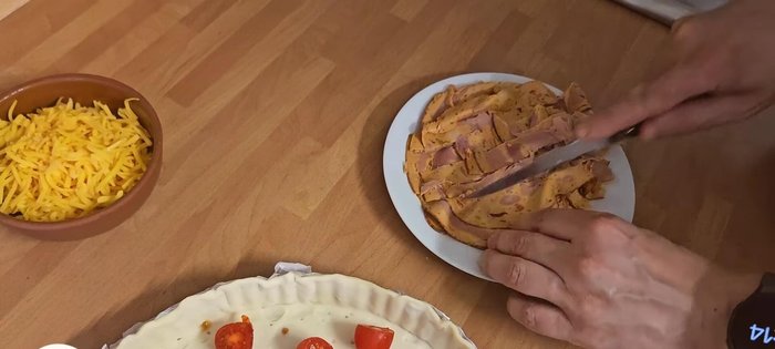 Couper la mortadelle grossièrement (204.28) et la répartir sur les tomates.