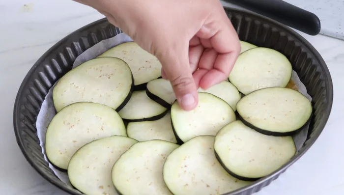 Disposer les rondelles d'aubergine sur la marinade.