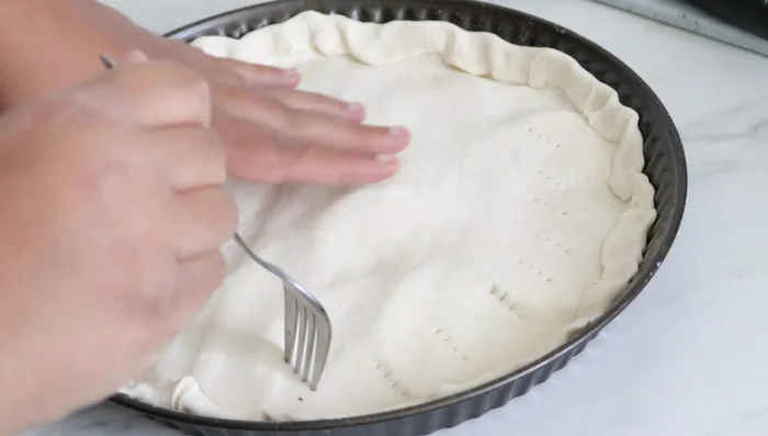 Piquer la pâte à la fourchette et enfourner à 200°C pendant environ 20 minutes, jusqu'à ce que la pâte soit dorée.
