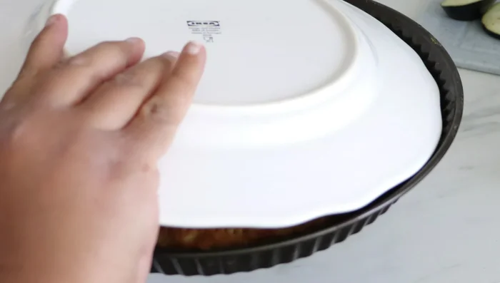 Laisser refroidir légèrement avant de retourner la tarte.