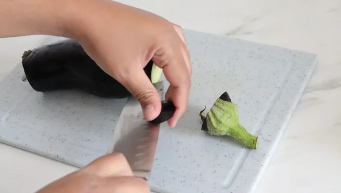 Couper l'aubergine en rondelles pas trop épaisses (pour une cuisson plus rapide).