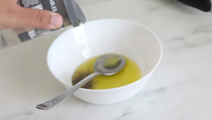 Préparer la marinade : mélanger l'huile d'olive, le poivre, le sel, le piment de Cayenne (facultatif), le paprika (si utilisé au lieu du piment), les herbes de Provence, la moutarde et le miel.