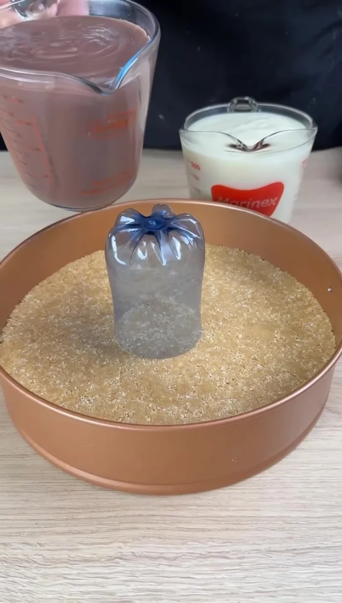 Placer le fond d'une bouteille en plastique au centre du moule.