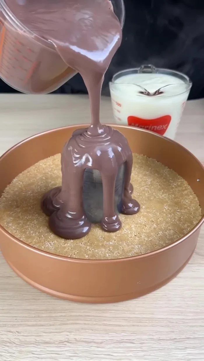 Verser la crème au chocolat et la crème blanche en alternance autour de la bouteille pour créer un effet marbré.