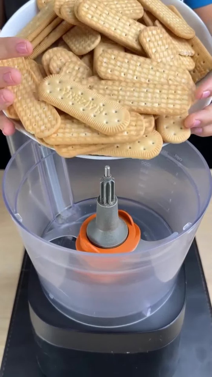 Broyer 300g de biscuits Maria jusqu'à obtenir une farine fine.