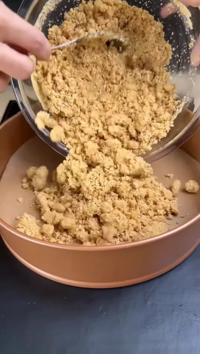 Étaler la pâte dans un moule recouvert de papier sulfurisé et réserver au réfrigérateur.