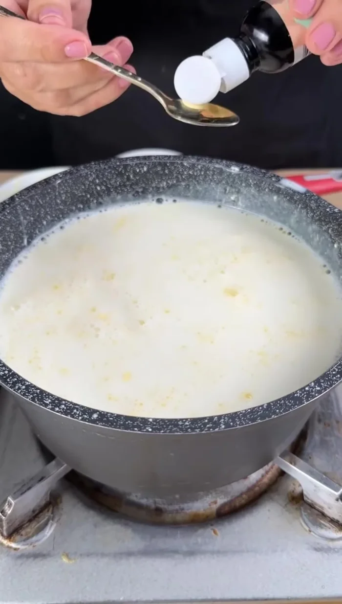 Ajouter 1,5L de lait et 1 cuillère à café d'extrait de vanille. Cuire à feu moyen en remuant constamment jusqu'à épaississement.